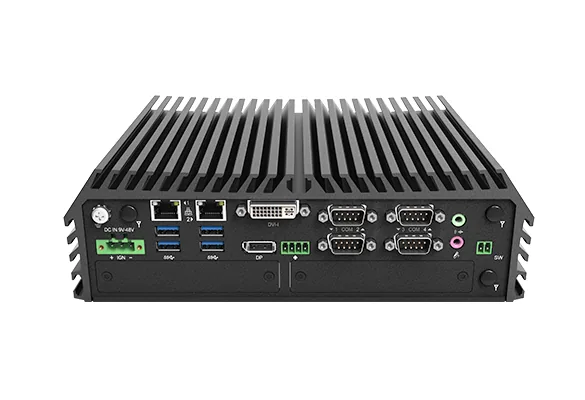 Mặt sau máy tính Cincoze DX-1200 với hai cổng LAN, bốn cổng COM DB9, DVI-I, DisplayPort, bốn USB, terminal nguồn 9–48 V có chân IGN