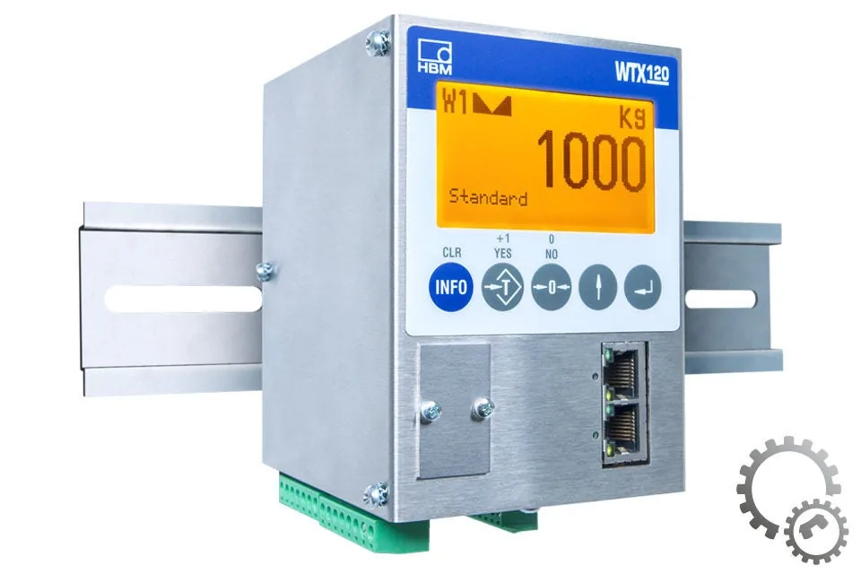 Đầu cân HBK WTX120 vỏ kim loại gắn ray DIN, mặt trước có màn hình hiển thị khối lượng và năm phím bấm