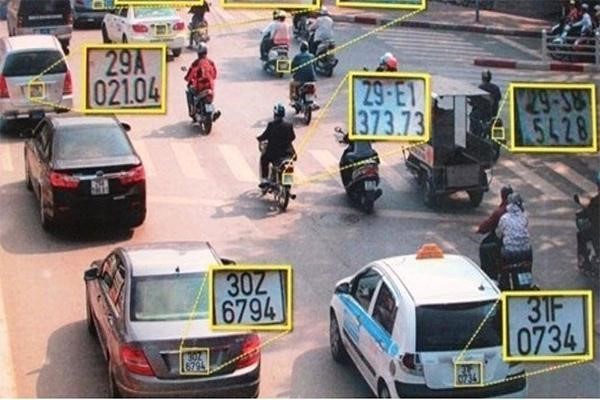 Cổng cảng có camera đọc biển số và mã container trên xe tải